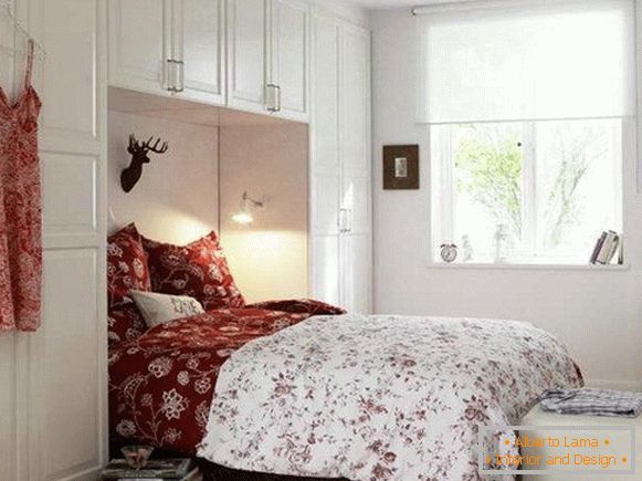 Schlafzimmer in weiß mit roten Akzenten