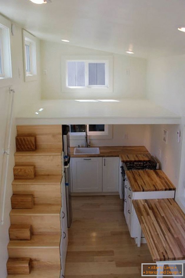 Kleine Küche in einem zweistöckigen Haus