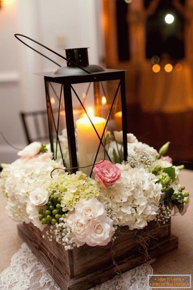 Den Kerzenständer mit Blumen verzieren