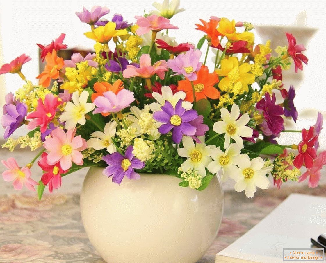 Einfaches Design einer Vase mit künstlichen Blumen