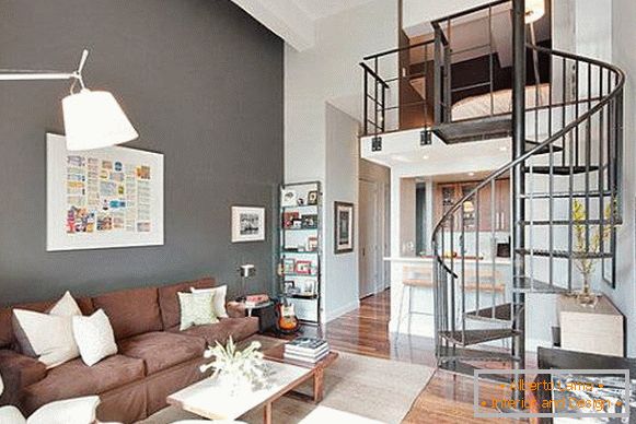 Grau-braune Farbe im Inneren des Wohnzimmers - Foto