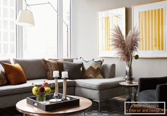 Graues Sofa und Teppich in Kombination mit anderen Farben im Innenraum