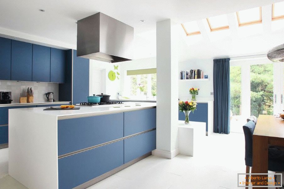 Blaue Küche im Innenraum