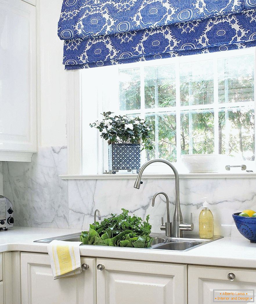 Blaue Textilien in der Küche