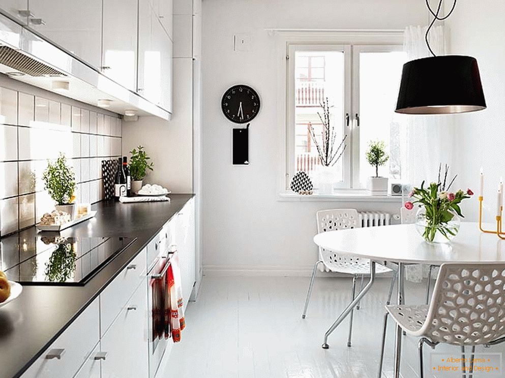 Weiße Vorhänge in glänzender Küche