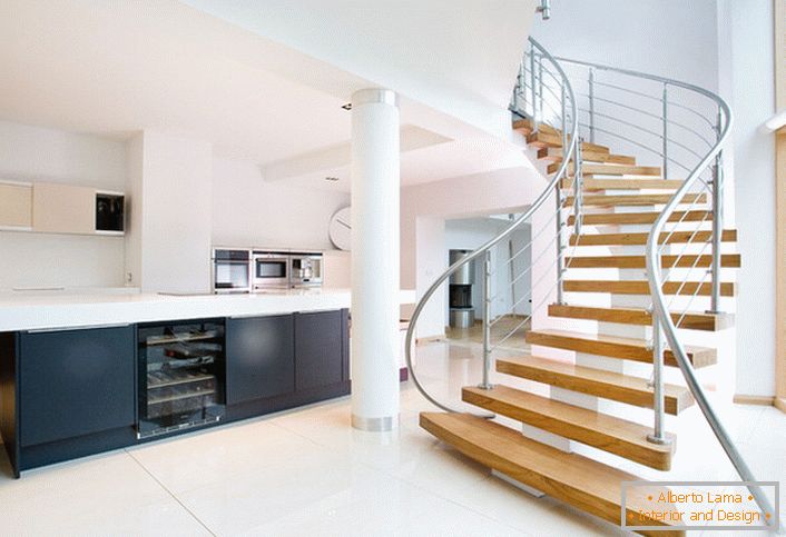 Die Leichtigkeit und Einfachheit der Gestaltung der Treppe betonen die lakonische Form des geräumigen Innenraums des Hauses.