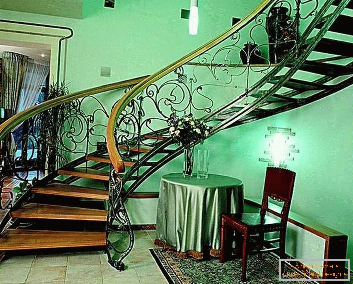 Klassischer Stil in der Kombination von Materialien und Glätte der Linien der eleganten Treppe.