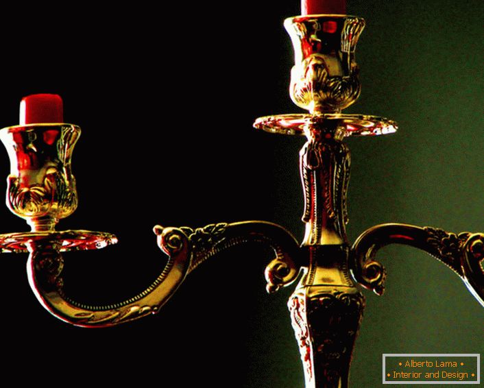 Der klassische Bronze-Kronleuchter wird Dekorationen im Barock- oder Empire-Stil sein.