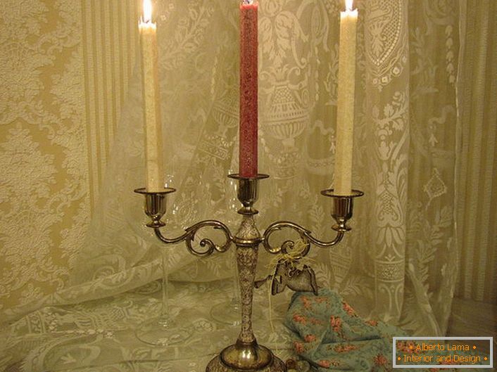 Ein Kerzenleuchter aus Kupfer im Stil eines Klassikers.