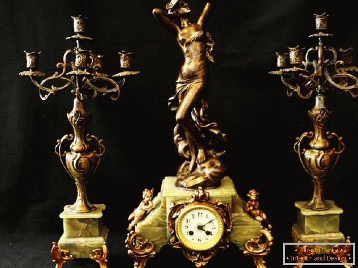 Klassisches Set - zwei bronzene Kandelaber und exquisite Uhren. Ideale Dekoration für den Kamin.