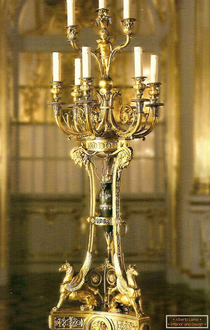 Ein edler, raffinierter goldener Kerzenleuchter für neun Kerzen schmückt das Interieur eines Landhauses oder Jagdschlosses.