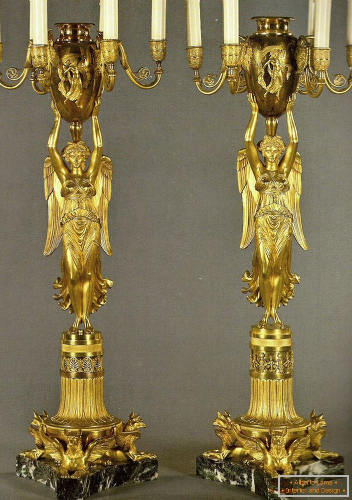 Ein Paar identische goldene Kandelaber schmücken das Schlafzimmer im Barockstil. 