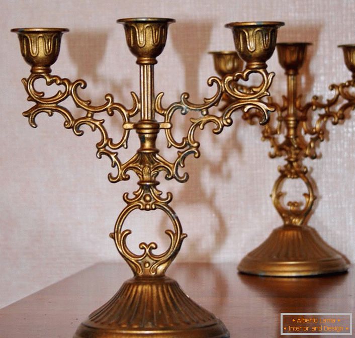 Der klassische Kerzenleuchter aus Kupfer für drei Kerzen ist nicht nur ein Helfer im Falle einer Fehlfunktion des Stromnetzes, sondern auch ein stilvolles Detail in jedem Interieur.