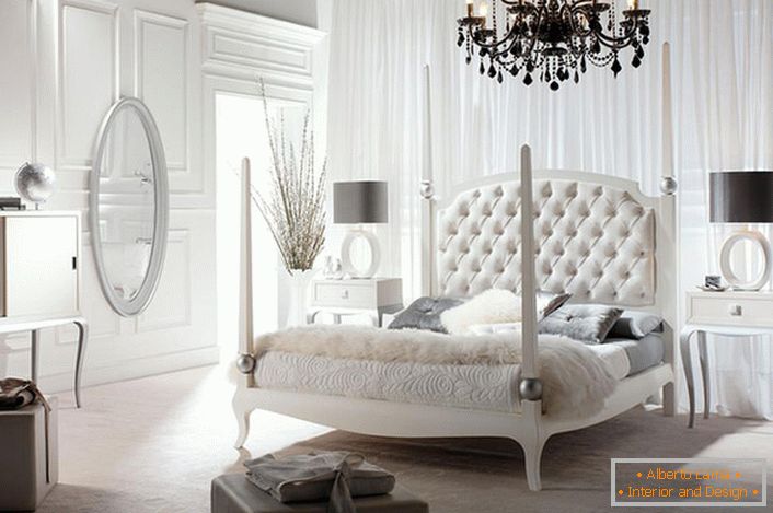 Luxuriöses, stilvolles Schlafzimmer im Jugendstil mit korrekt ausgewählter Beleuchtung. Unzureichende künstliche Beleuchtung schafft eine romantische Dämmerung im Raum.