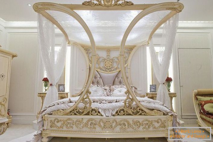 Ein luxuriöses Bett mit Baldachin wird zum Höhepunkt eines Designprojekts für ein Schlafzimmer im Jugendstil.