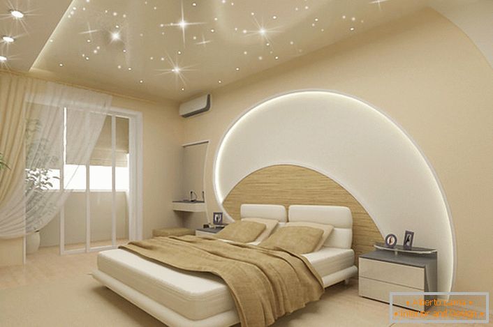 Aufmerksamkeit zieht die Dekoration der Wände und der Decke im Schlafzimmer in einem modernen Stil an. LED-Streifen gehen durch die Decke und die Wand über dem Bett, Spanndecken imitieren den magischen Sternenhimmel.
