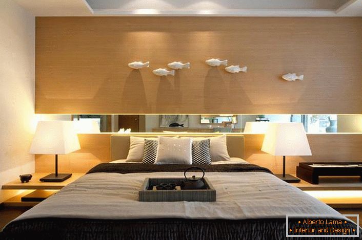 In Anlehnung an den Jugendstil für das Schlafzimmer wurden lakonische Möbel aus hellem Holz ausgewählt. Das schlichte Design des Schlafzimmers macht den Innenraum nicht billig und unattraktiv. 