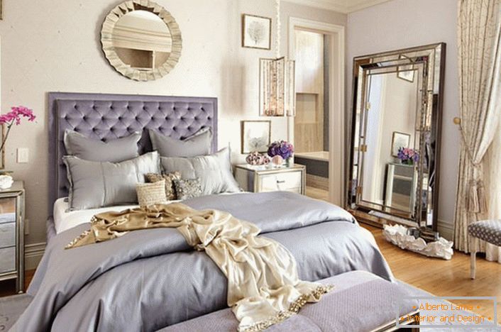 Das stilvolle Design des pompösen Schlafzimmers im Jugendstil. Obwohl dieser Rahmen nicht dem Stil eigen ist, sieht das Interieur elegant und effektiv aus. 