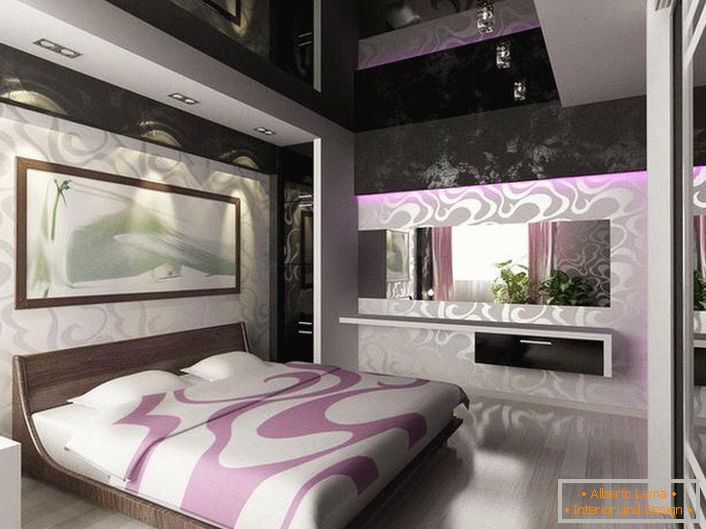 Im Schlafzimmer im Art Nouveau-Stil sehen Spanndecken in schwarzer Farbe toll aus. Die Beleuchtung von Scheinwerfern ist ebenfalls korrekt gewählt.