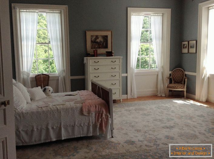 Schlafzimmer im Art-Nouveau-Stil mit richtig organisierten Fensteröffnungen. Licht, Luftschleier lassen den Sonnenschein in den Raum.