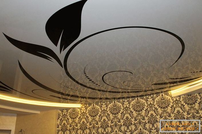 Kunstvolle Muster auf Spanndecken für ein Wohnzimmer im Empire-Stil.