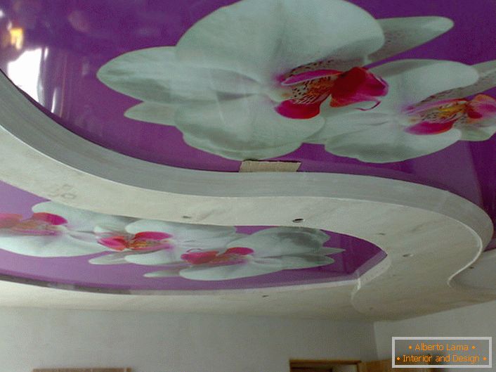 Komposition mit Blumen an Spanndecken mit Fotodruck - eine interessante Lösung für die Dekoration des Wohnzimmers.