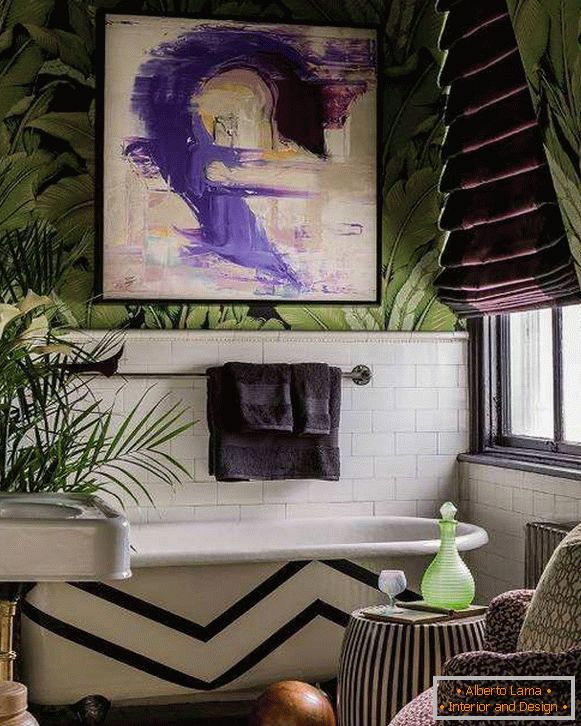 Eine Kombination aus grünen Tapeten für Wände und lila Vorhängen