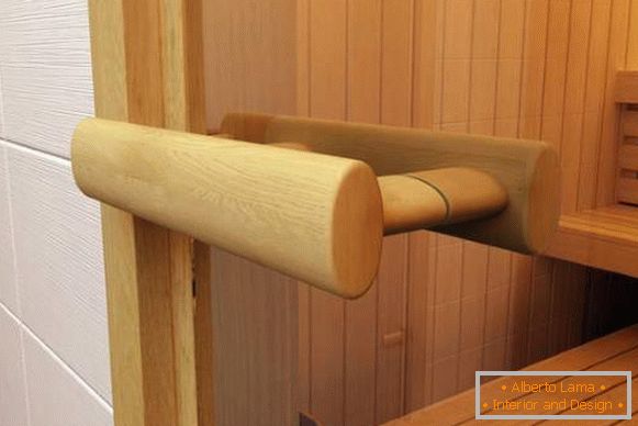 Holzgriff für Glastüren in einer Sauna aus Kalk