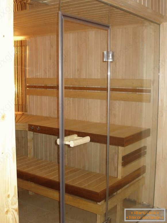 Glaszäune und Türen für Sauna und Bad mit Holzgriff