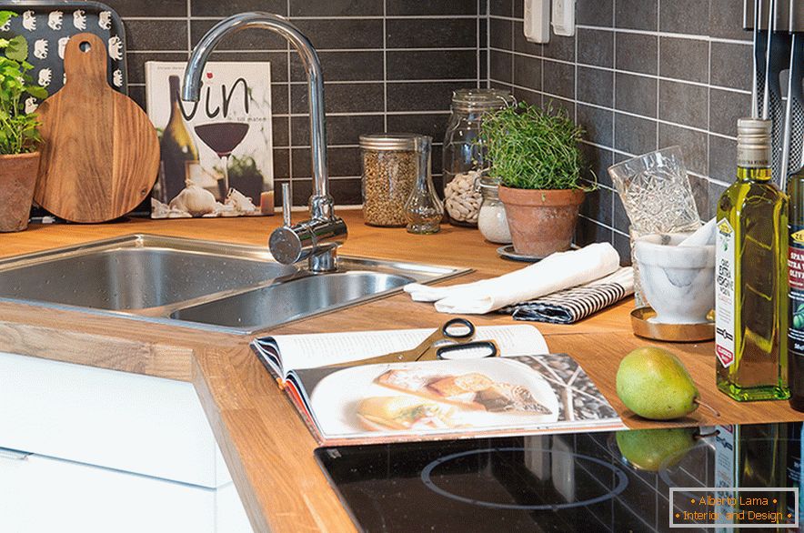 Design einer gemütlichen Dachküche in einer schwedischen Stadt