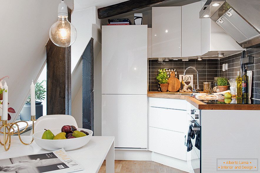 Küchenbereich im Design eines gemütlichen Dachbodens in einer schwedischen Stadt