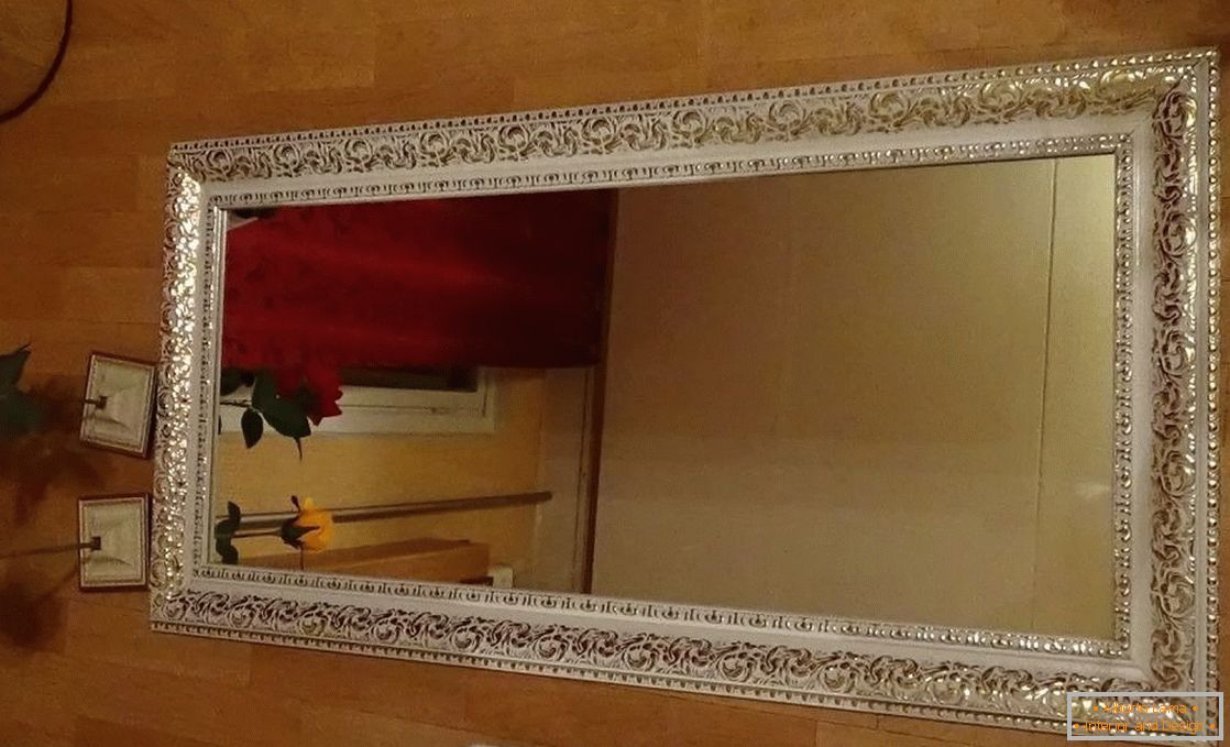 Spiegel mit einem Rahmen von einer Sockelleiste