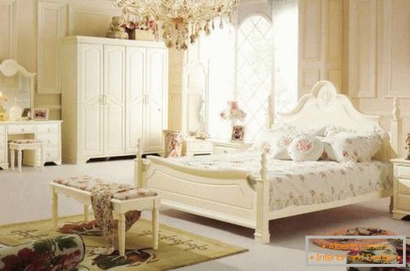 Schlafzimmer im Provence-Stil mit Kristall-Kronleuchter