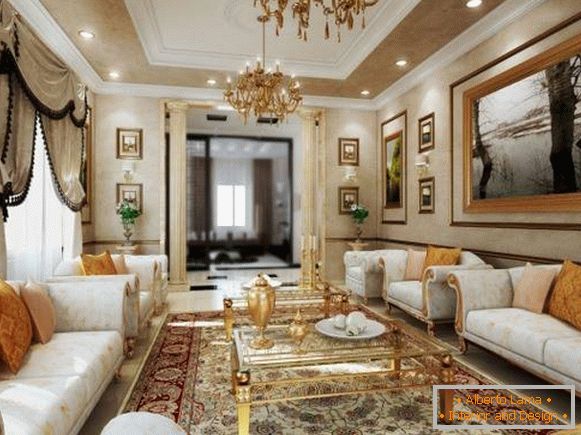 Wohnzimmer mit Kronleuchtern und goldfarbenem Dekor