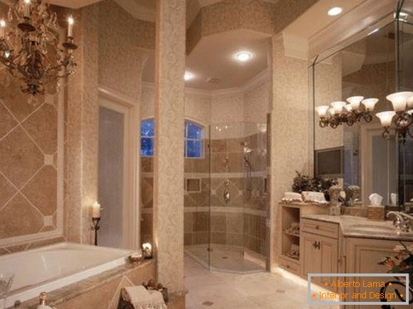 Luxuriöses Badezimmer mit Kronleuchter