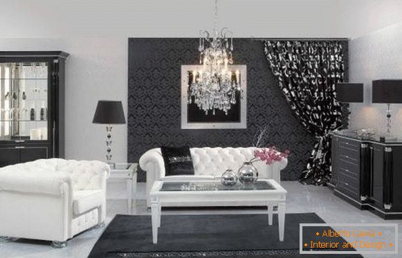 Schwarz-Weiß-Zimmer mit einem Kristall-Kronleuchter