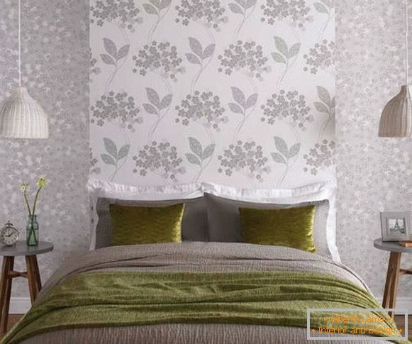 Eine sanfte Kombination von Tapeten - ein Foto mit Mustern im Schlafzimmer