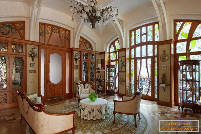 Das Wohnzimmer im großen Haus der spanischen Familie ist in einem modernen Stil eingerichtet. Ein gemütlicher Raum für abendliche Treffen mit Freunden oder der Familie.