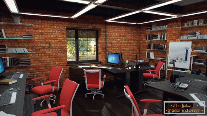 Rote Stühle im Büro im Loftstil wirken organisch und kreativ. Der Innenraum ist so funktional wie möglich.