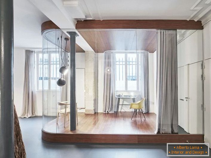 Das Büro befindet sich in einem geräumigen Studio-Apartment. Mit Style Loft können Sie den Arbeitsbereich organisch auswählen.