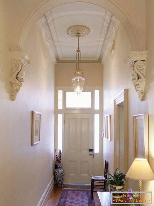 Korridor und Vorraum im klassischen Stil mit Stuck