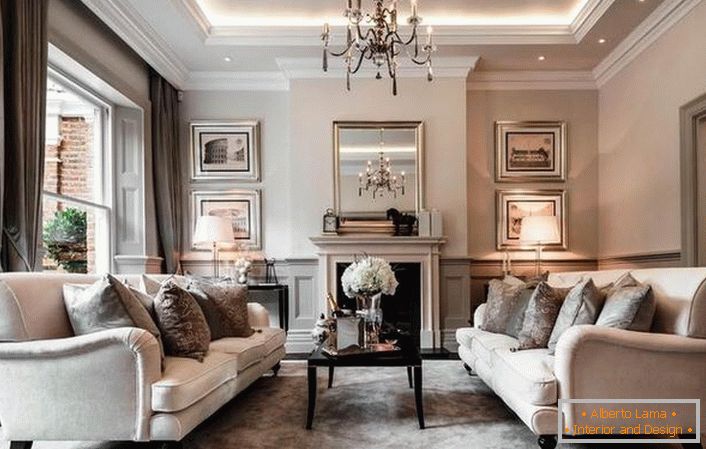 Luxuriöses Wohnzimmer im Jugendstil. Der Reichtum der Dekoration wird durch Salonmöbel und einen Marmorkamin betont.