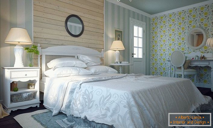 Raffinierter Stil des Südens von Frankreich-Provence. Weiche, einfache Formen des Interieurs geben die einzigartige Gemütlichkeit des Schlafzimmers.