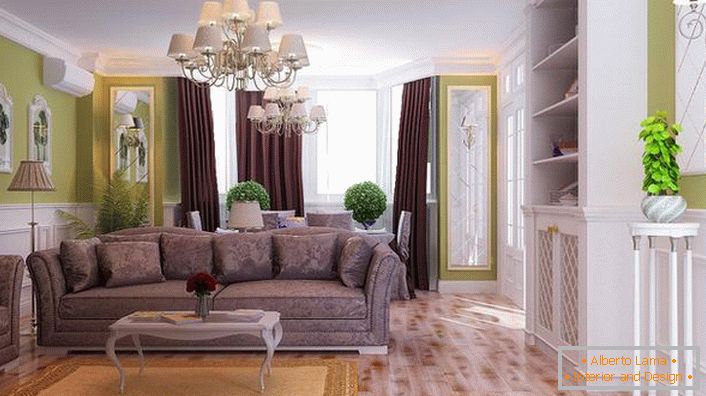 Eine interessante Lösung für das Wohnzimmer im neoklassizistischen Stil - Deckenleuchter und Stehlampen mit den gleichen Plafonds sind in einer feinen Linie mit dem Stil abgestimmt.