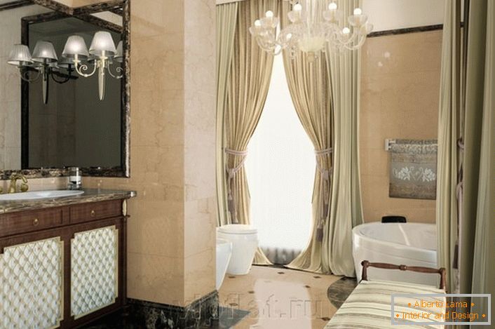 Die edle Dekoration des Badezimmers im neoklassizistischen Stil wird durch sorgfältig ausgewählte Möbel unterstrichen.