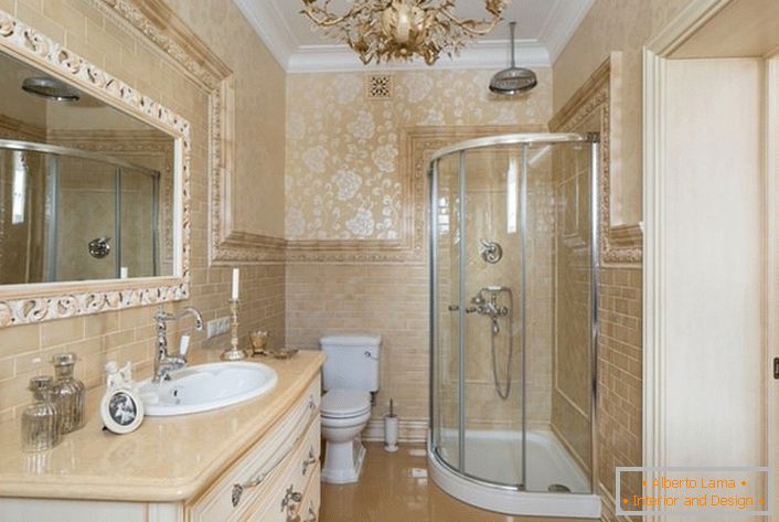 Das Badezimmer ist im neoklassischen Stil eingerichtet. Ein großer Spiegel, umrahmt von einem breiten Rahmen, vervollständigt das Bild.