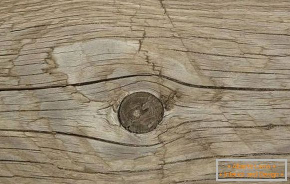 Risse auf knorrigem Holz