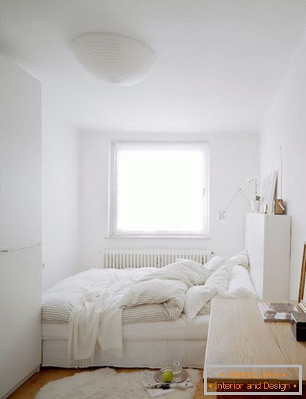 Rationelle Aufteilung des Schlafzimmers in einer kleinen Wohnung