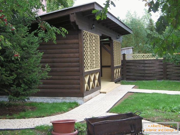 Ein dunkler Pavillon aus Holz im Stil eines Chalets ist eine beliebte Wahl für moderne Vorstadteigentümer.