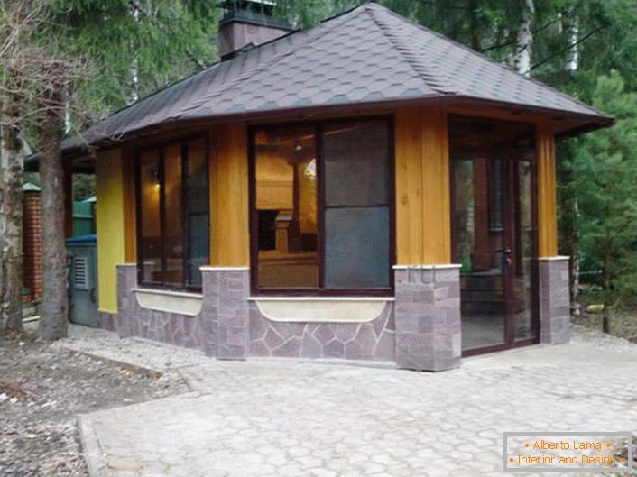 Ein Winterpavillon im Stil eines Chalets ist eine ideale Lösung für die Gestaltung eines Vorstadtbereichs.